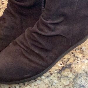 Women’s Brown suede Vaneli sport ankle boots 7 1/2 M in excellent used condition
